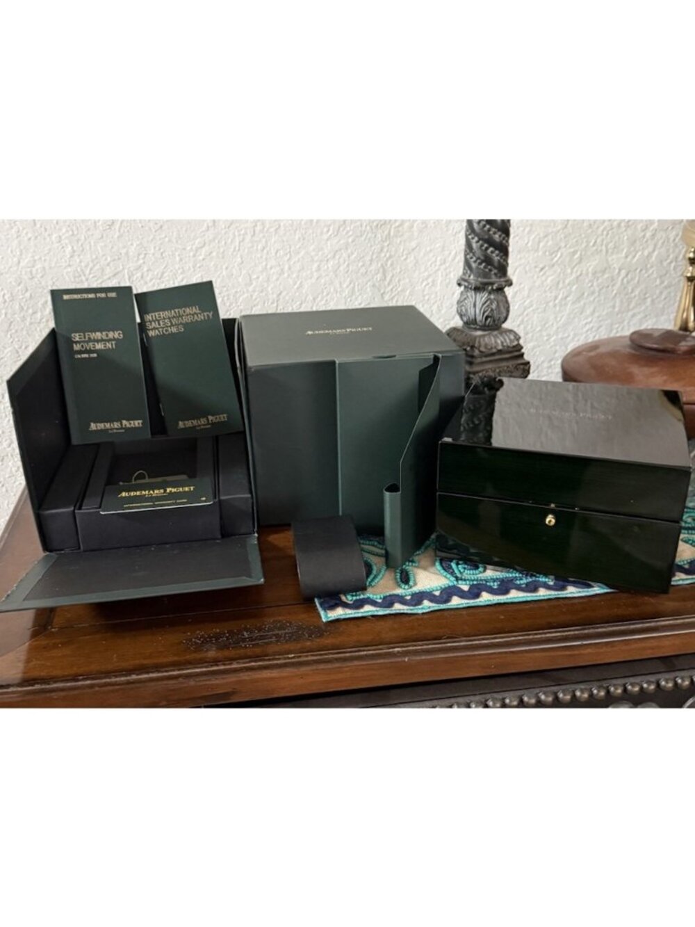 Audemars Piguet  Calibre Empty Watch Box Set Accessories Pillow  Manuel’s Read